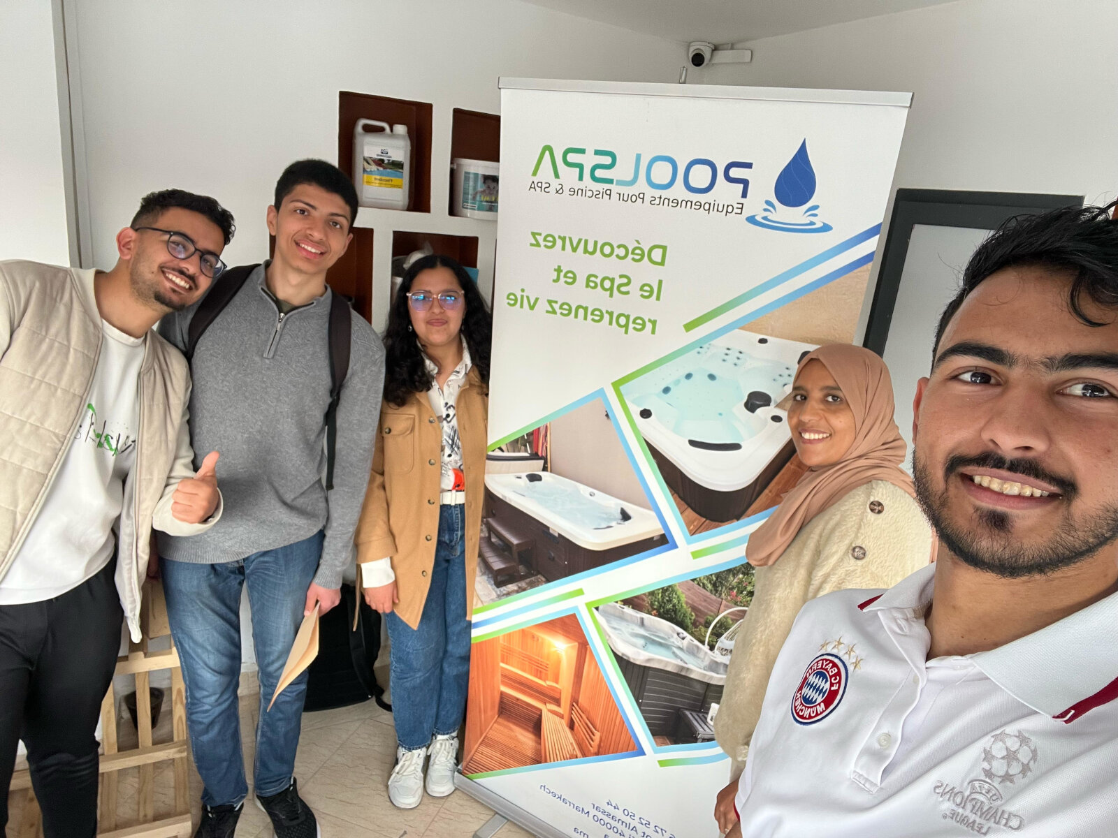 Groupe d’étudiants de l’ENCG Marrakech avec Ouafa LIDYA lors de leur visite chez Poolspa le 3 avril 2025