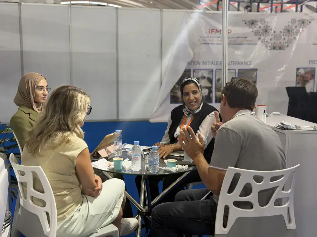 PoolSPA à Africa Pool & Spa Expo 2026 : le bien-être à la rencontre des professionnels 7 Discussion entre plusieurs personnes autour d’une table sur le stand PoolSPA à Africa Pool & Spa Expo 2026.