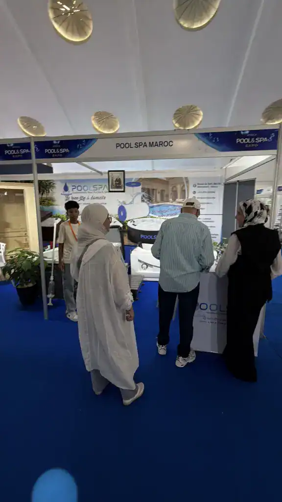 PoolSPA à Africa Pool & Spa Expo 2026 : le bien-être à la rencontre des professionnels 14 Visiteurs de dos devant le comptoir du stand PoolSPA, sous le bandeau Pool Spa Maroc, à Africa Pool & Spa Expo 2026.