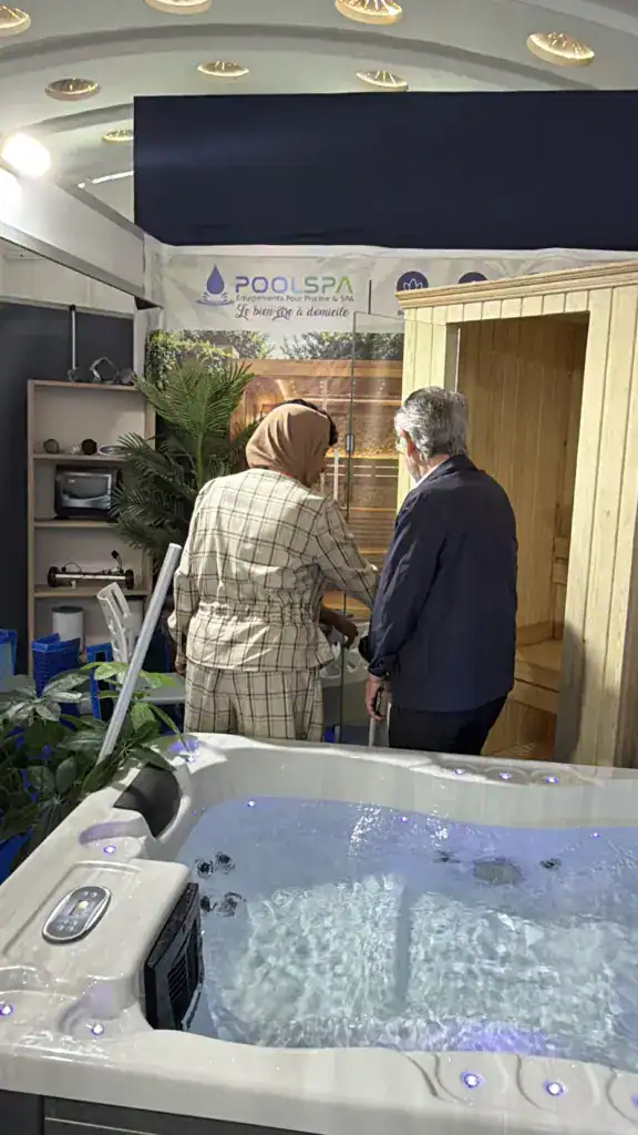 PoolSPA à Africa Pool & Spa Expo 2026 : le bien-être à la rencontre des professionnels 3 Spa en fonctionnement au premier plan et cabine de sauna en bois sur le stand PoolSPA à Africa Pool & Spa Expo 2026.