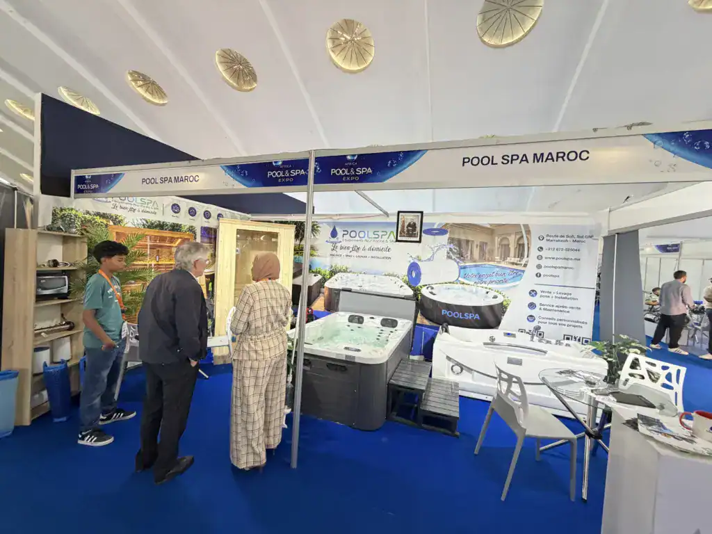 PoolSPA à Africa Pool & Spa Expo 2026 : le bien-être à la rencontre des professionnels 1 Vue d’ensemble du stand PoolSPA à Africa Pool & Spa Expo 2026 à Casablanca, avec sauna, spa en fonctionnement et baignoire de balnéothérapie.