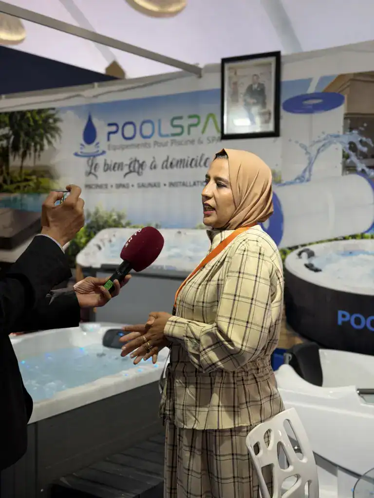 PoolSPA à Africa Pool & Spa Expo 2026 : le bien-être à la rencontre des professionnels 9 Interview sur le stand PoolSPA, avec un microphone au premier plan et un spa en fonctionnement à l’arrière-plan.